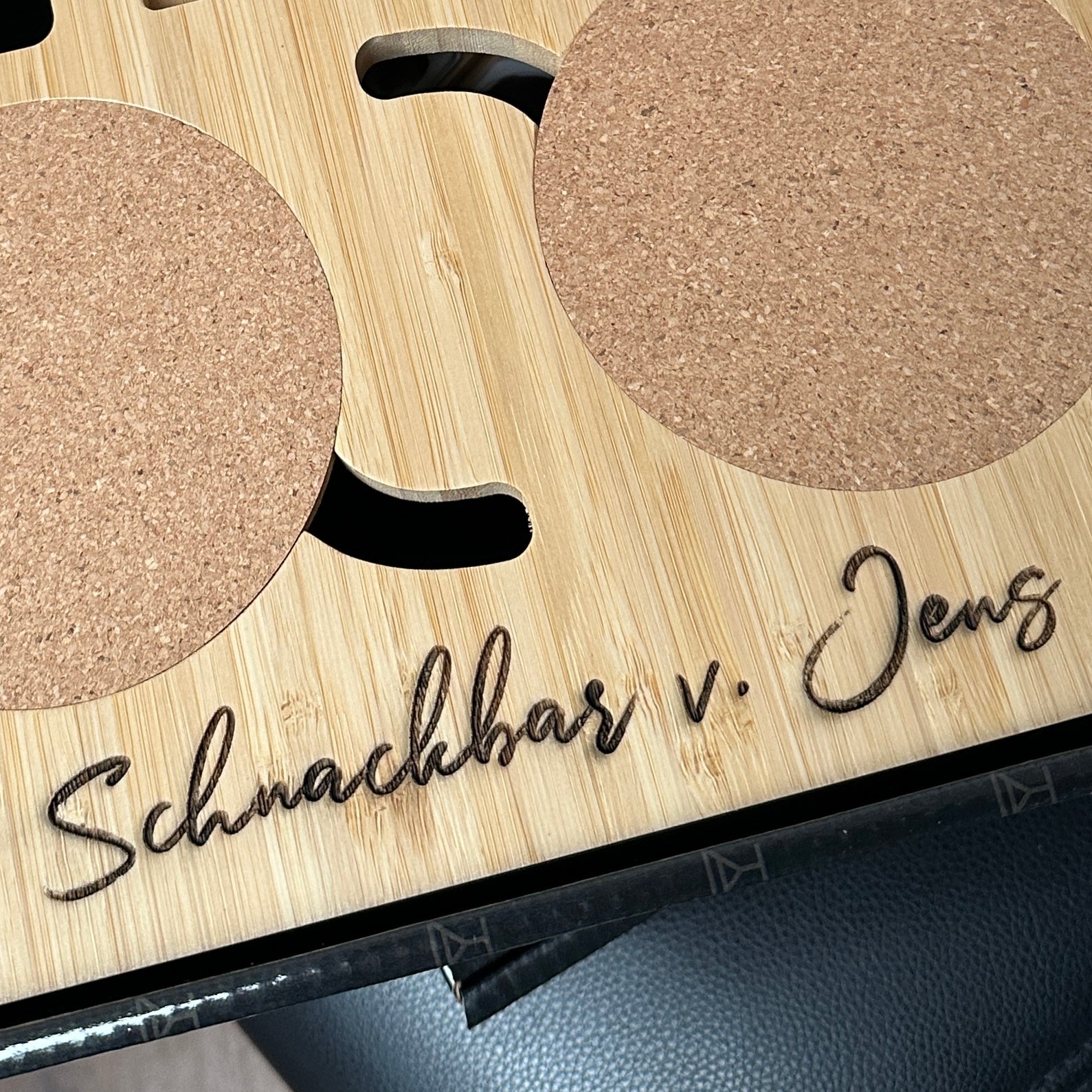 Couchbutler mit rustikaler Gravur – Geschenkidee für Männer mit Stil