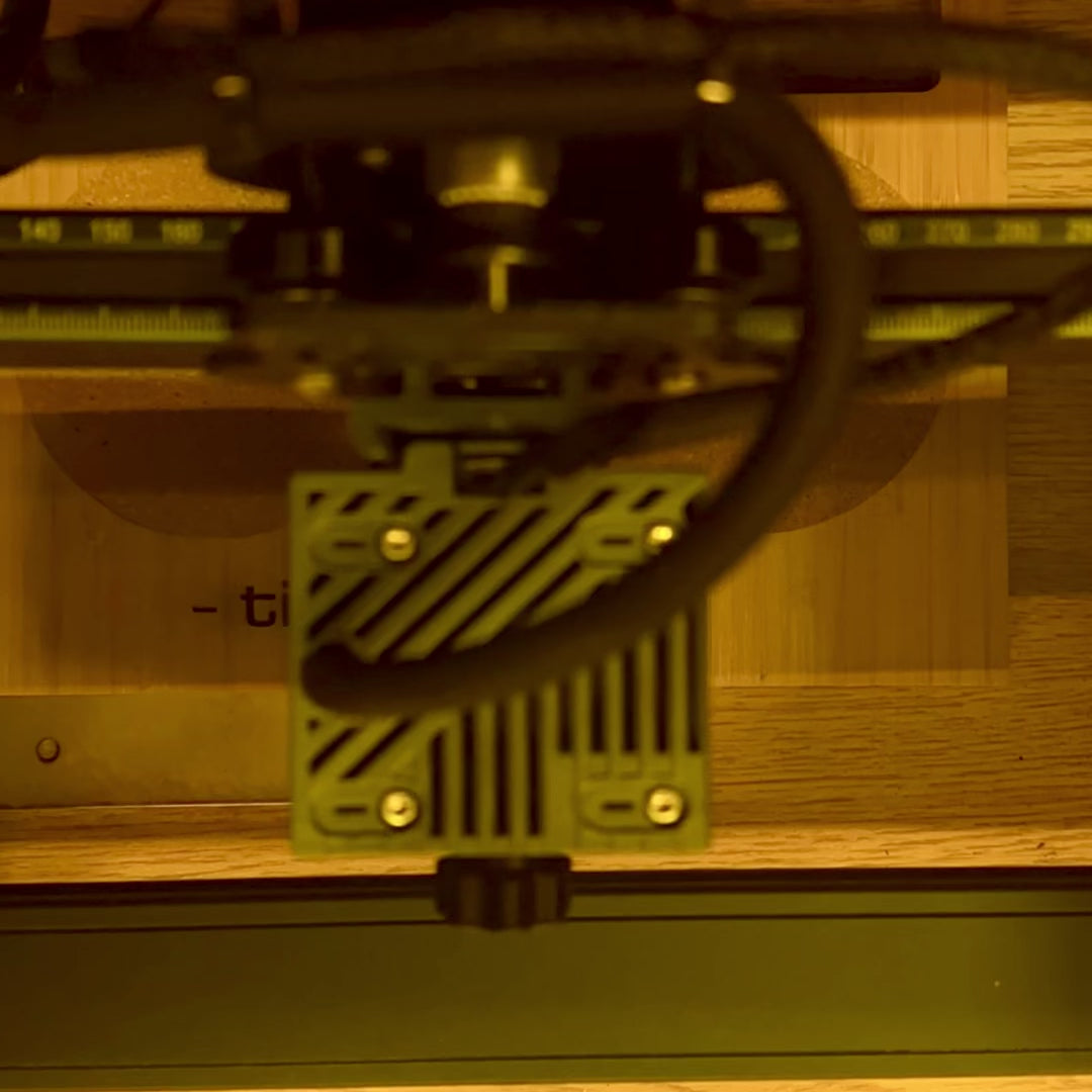 Video zeigt die Herstellung eines Couchbutlers mit individueller Gravur – von der Vorbereitung bis zum fertigen Design. Perfekte Geschenkidee für Männer & Frauen.